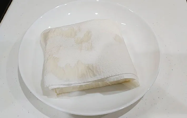 キッチンペーパーで豆腐を水切りしている画像（撮影:エニママ）