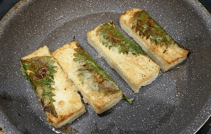 豆腐を裏返し、焼き色がついている画像（撮影:エニママ）