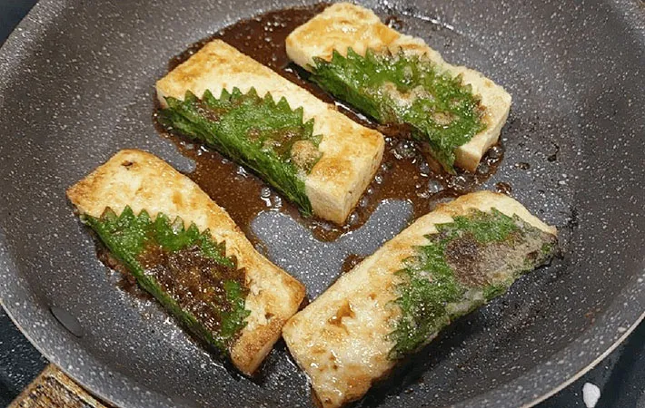 豆腐にポン酢を絡ませている画像（撮影:エニママ）