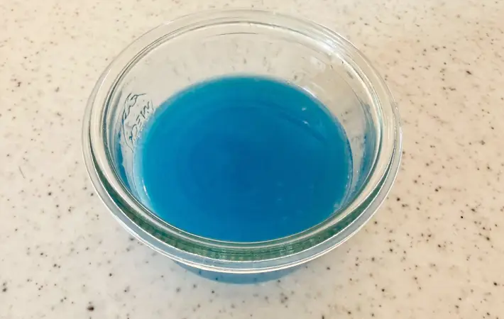 ブルーハワイのかき氷シロップを入れたゼラチンの画像（撮影：エニママ）