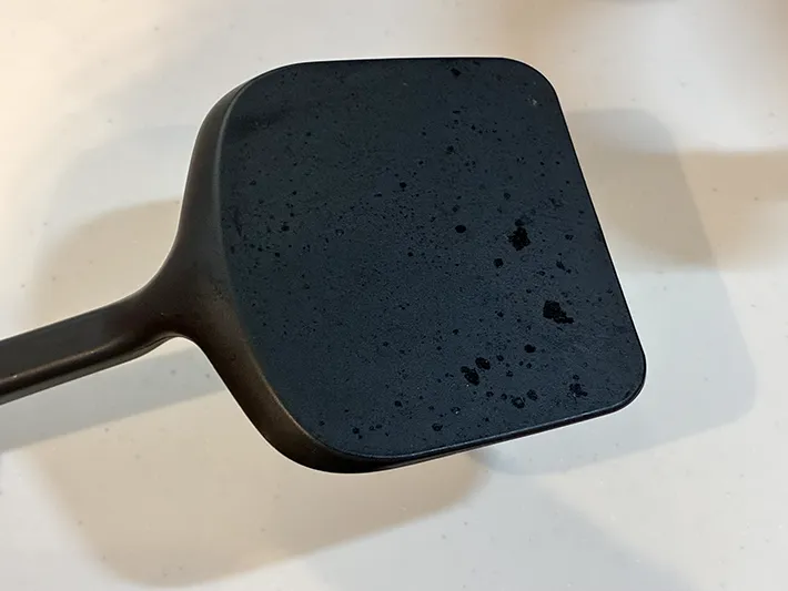 汚れがついたシリコン調理器具（撮影：grapeライフハック編集部）