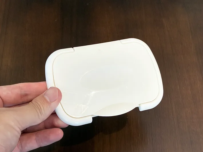 手で持ったウェットティッシュの蓋（撮影：grapeライフハック編集部）