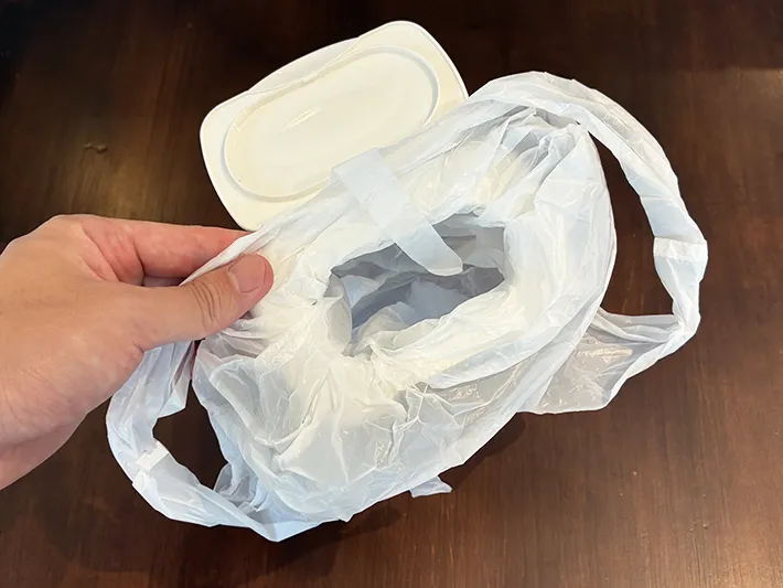 ビニール袋をセットしたウェットティッシュの蓋（撮影：grapeライフハック編集部）