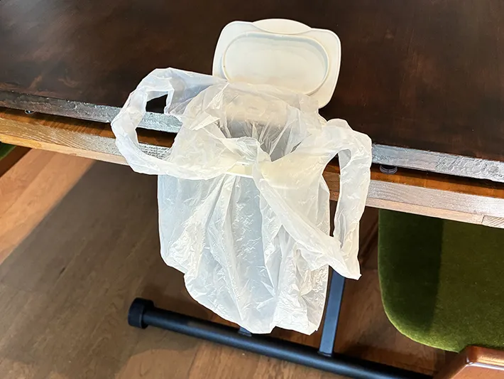 ビニール袋をセットし、机に取りつけたウェットティッシュの蓋（撮影：grapeライフハック編集部）