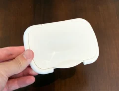 手で持ったウェットティッシュの蓋（撮影：grapeライフハック編集部）