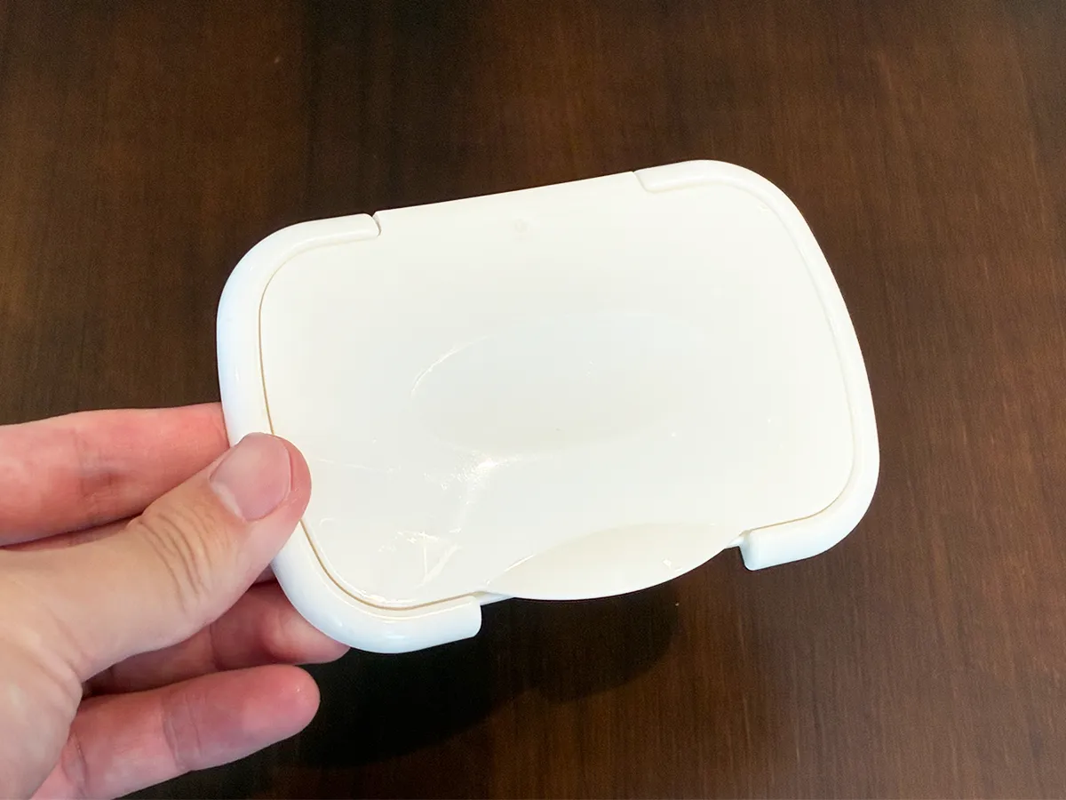 手で持ったウェットティッシュの蓋（撮影：grapeライフハック編集部）