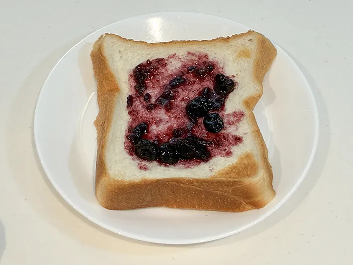 ジャムをつけた食パン（撮影：grapeフード編集部）