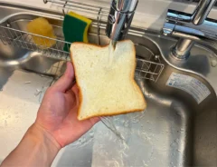 食パンを水道水で濡らす場面（撮影：grapeフード編集部）