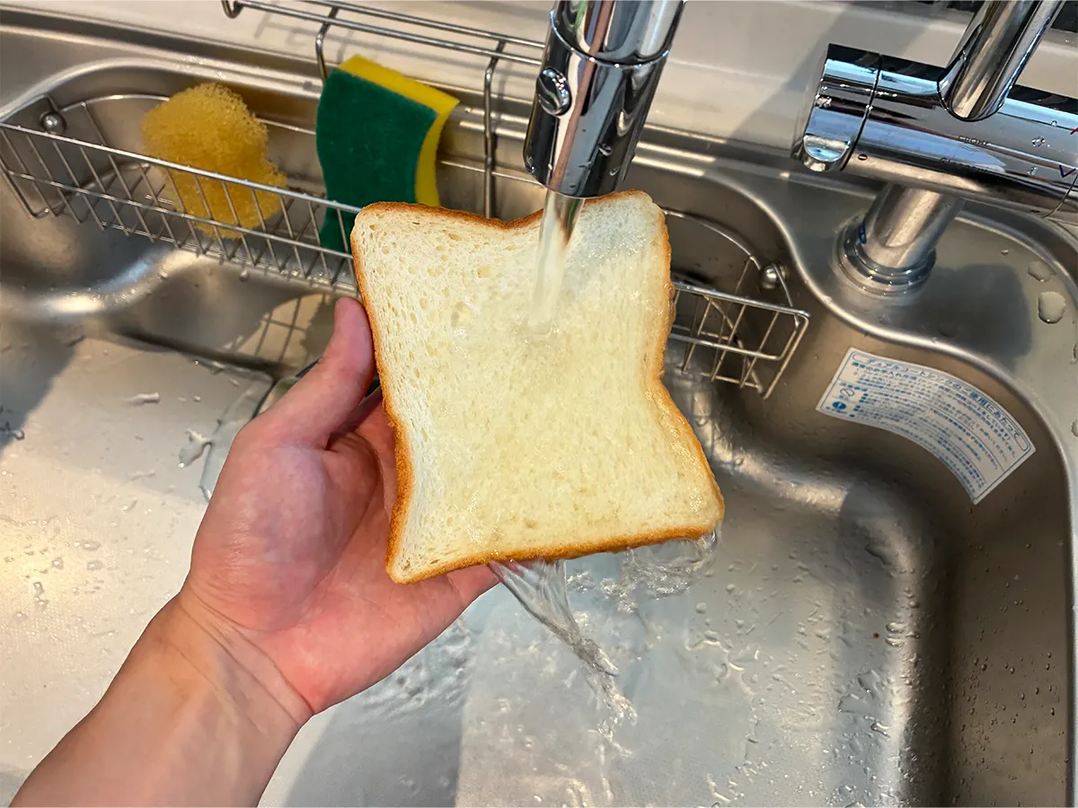 食パンを水道水で濡らす場面（撮影：grapeフード編集部）