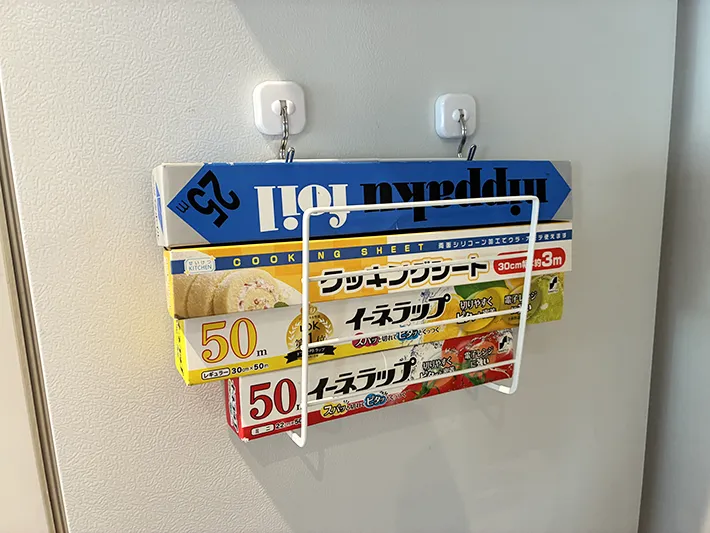ワイヤーディッシュラックに収納したラップ類（撮影：grapeライフハック編集部）