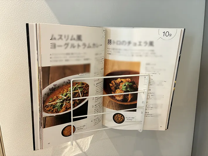 ワイヤーディッシュラックに収納した調理本（撮影：grapeライフハック編集部）