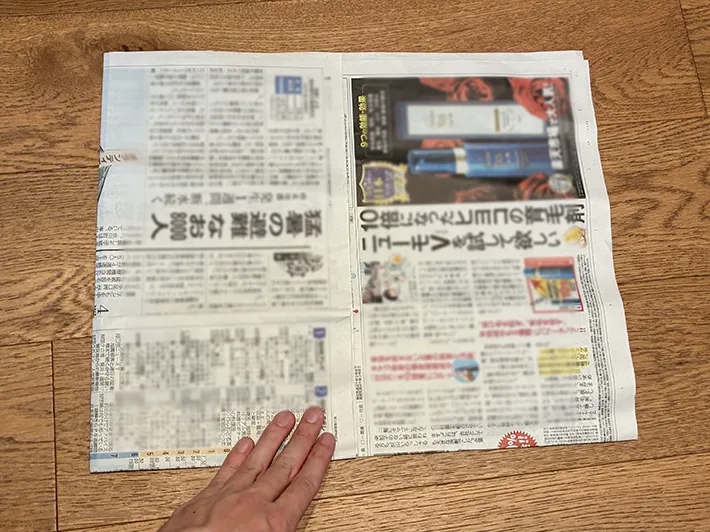 左から右に折った新聞紙（撮影：grapeライフハック編集部）