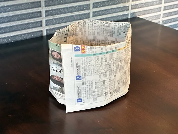 机に置かれた新聞紙ゴミ箱（撮影：grapeライフハック編集部）