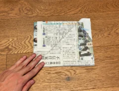 下から上に折った新聞紙（撮影：grapeライフハック編集部）