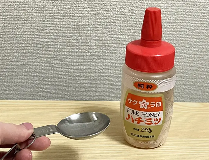 ハチミツと計量スプーンの写真（撮影：grapeフード編集部）