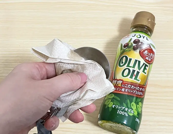 計量スプーンに油を塗る写真（撮影：grapeフード編集部）