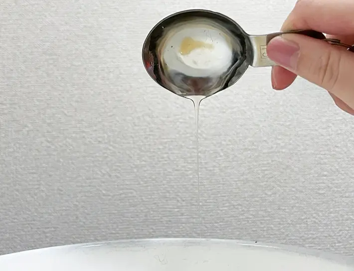 ハチミツを垂らす写真<p>筆者はオリーブオイルを使いましたが、サラダ油でもいいでしょう。キッチンペーパーに油を少量染み込ませて、計量スプーンに塗っていきます。</p>
<p>滑りがよくなり、ハチミツがきれいに落ちるそうです。</p>