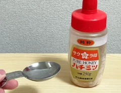 ハチミツと計量スプーンの写真（撮影：grapeフード編集部）