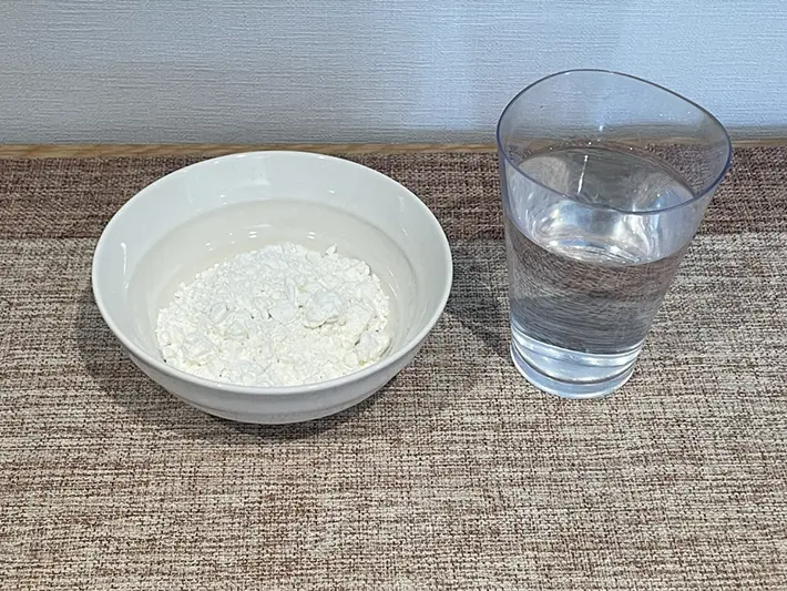『ホットケーキミックス』と水の写真（撮影：grapeフード編集部）