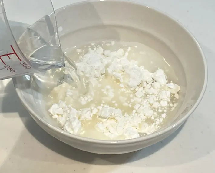 『ホットケーキミックスに水を注ぐ写真（撮影：grapeフード編集部）