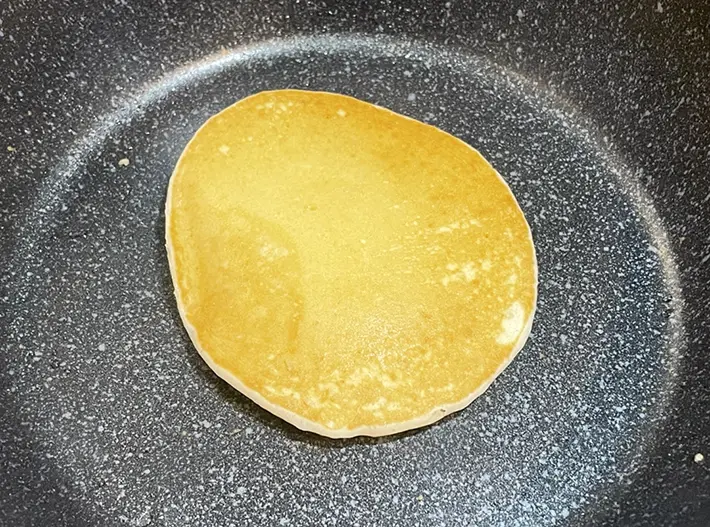 ホットケーキを焼く写真（撮影：grapeフード編集部）