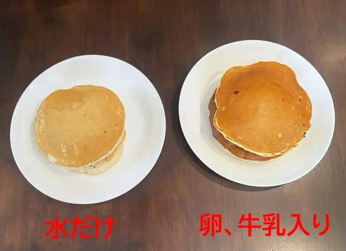 水だけのホットケーキ（左）と通常のホットケーキの写真（撮影：grapeフード編集部）