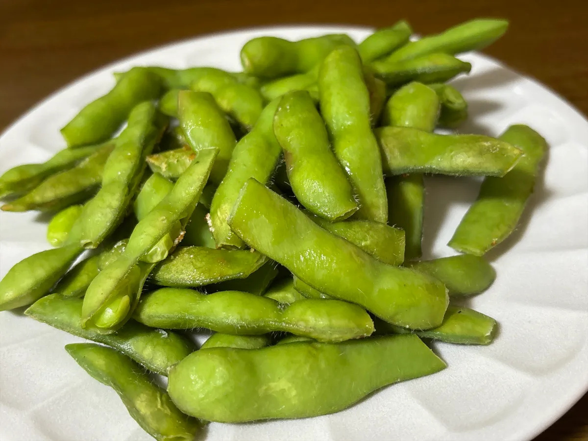 袋から出した枝豆の写真（撮影：grapeフード編集部）