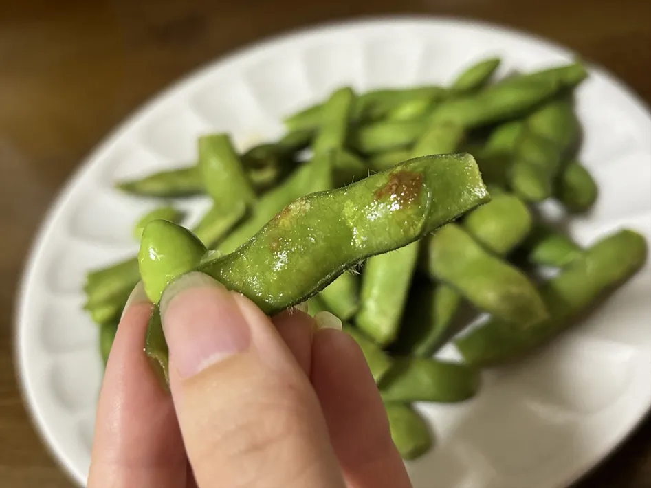蒸した枝豆を食べる写真（撮影：grapeフード編集部）