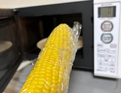 電子レンジで加熱したトウモロコシの写真（撮影：grapeフード編集部）