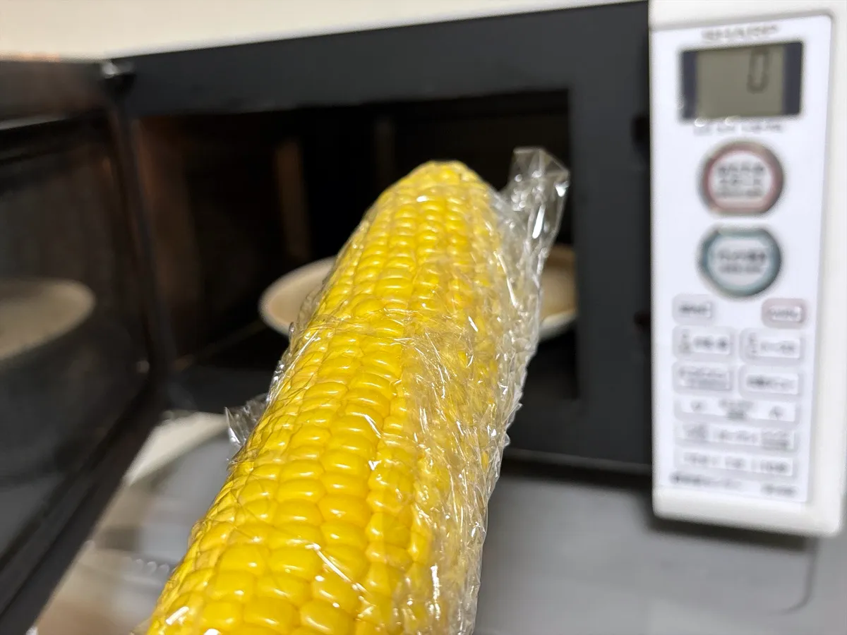 電子レンジで加熱したトウモロコシの写真（撮影：grapeフード編集部）