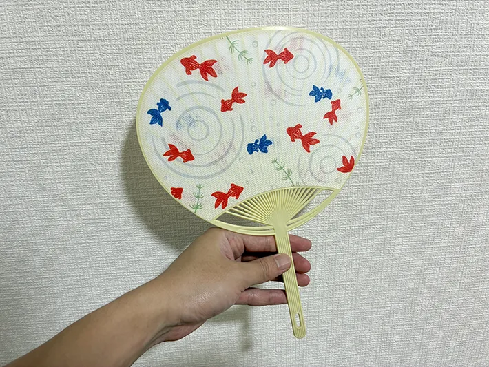 手で持った布うちわ（撮影：grape編集部）