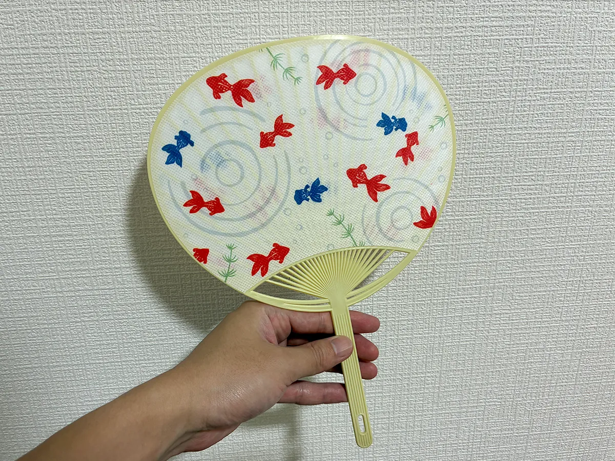手で持った布うちわ（撮影：grape編集部）