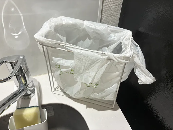 ビニール袋をセットしたワイヤーふきんかけ（撮影：grapeライフハック編集部）