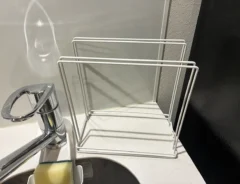 キッチンに置いたワイヤーふきんかけ（撮影：grapeライフハック編集部）