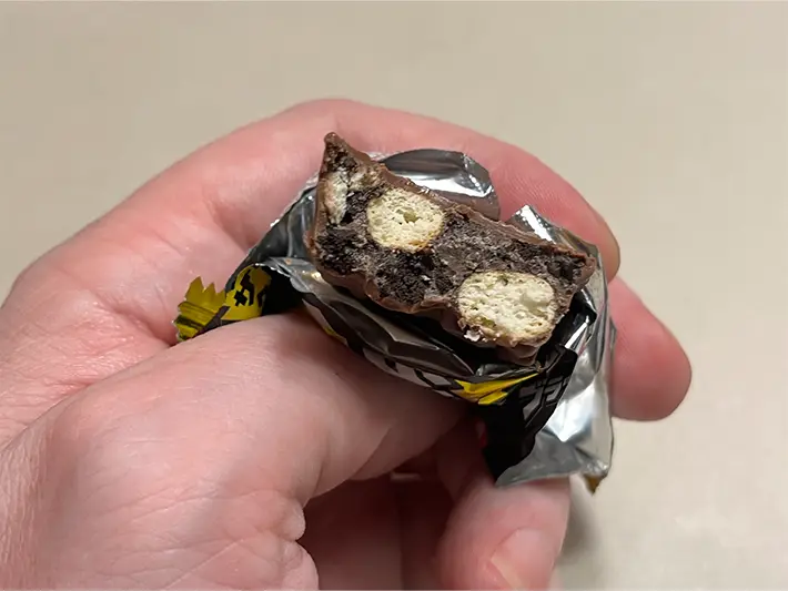 外国人のおすすめのコンビニチョコの写真（撮影：grapeフード編集部）