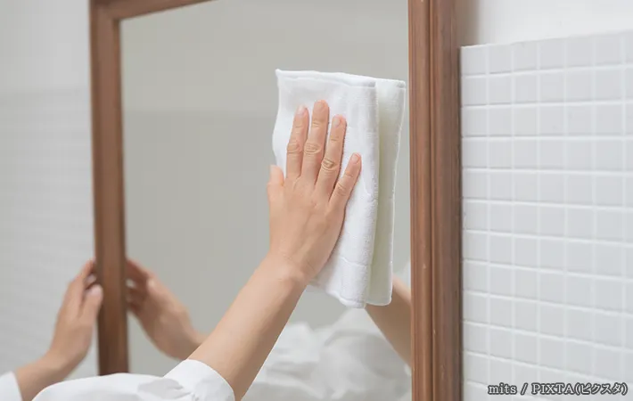 拭き掃除をする写真