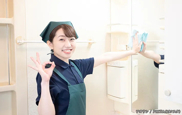 拭き掃除をする人の写真