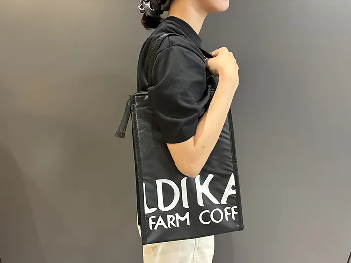 カルディの保冷バッグを肩に掛ける女性（撮影：grape編集部）