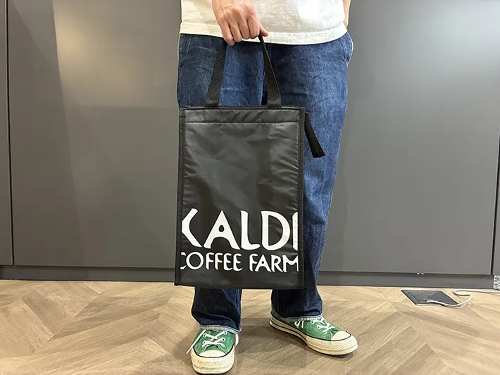 カルディの保冷バッグを手にする男性（撮影：grape編集部）
