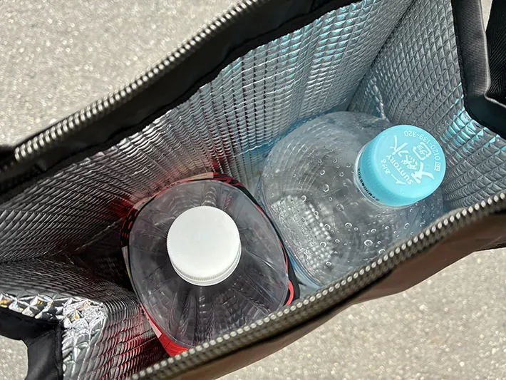 保冷バッグに入れた2リットルペットボトル2本（撮影：grape編集部）
