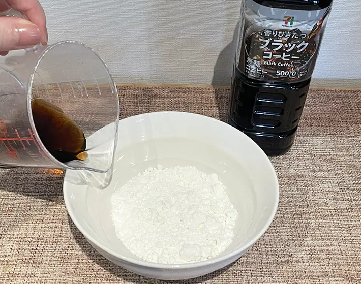 ホットケーキミックスにコーヒーを注ぐ写真撮影：grapeフード編集部