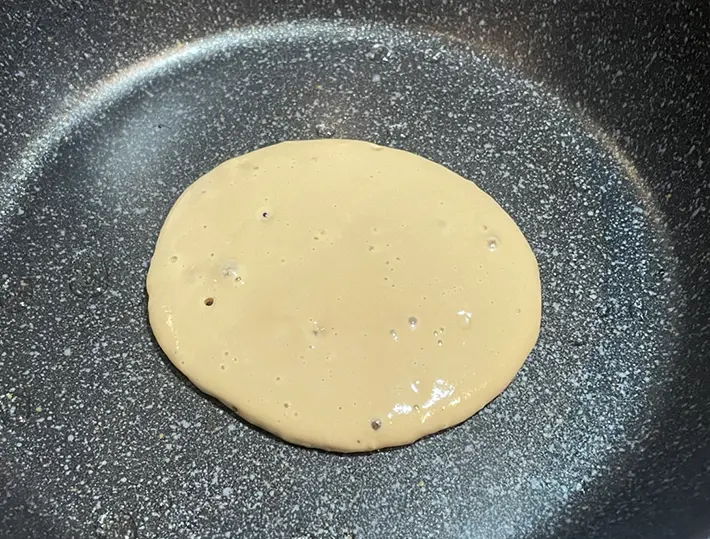 ホットケーキを焼く写真撮影：grapeフード編集部