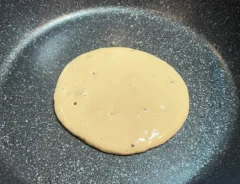 ホットケーキを焼く写真（撮影：grapeフード編集部）