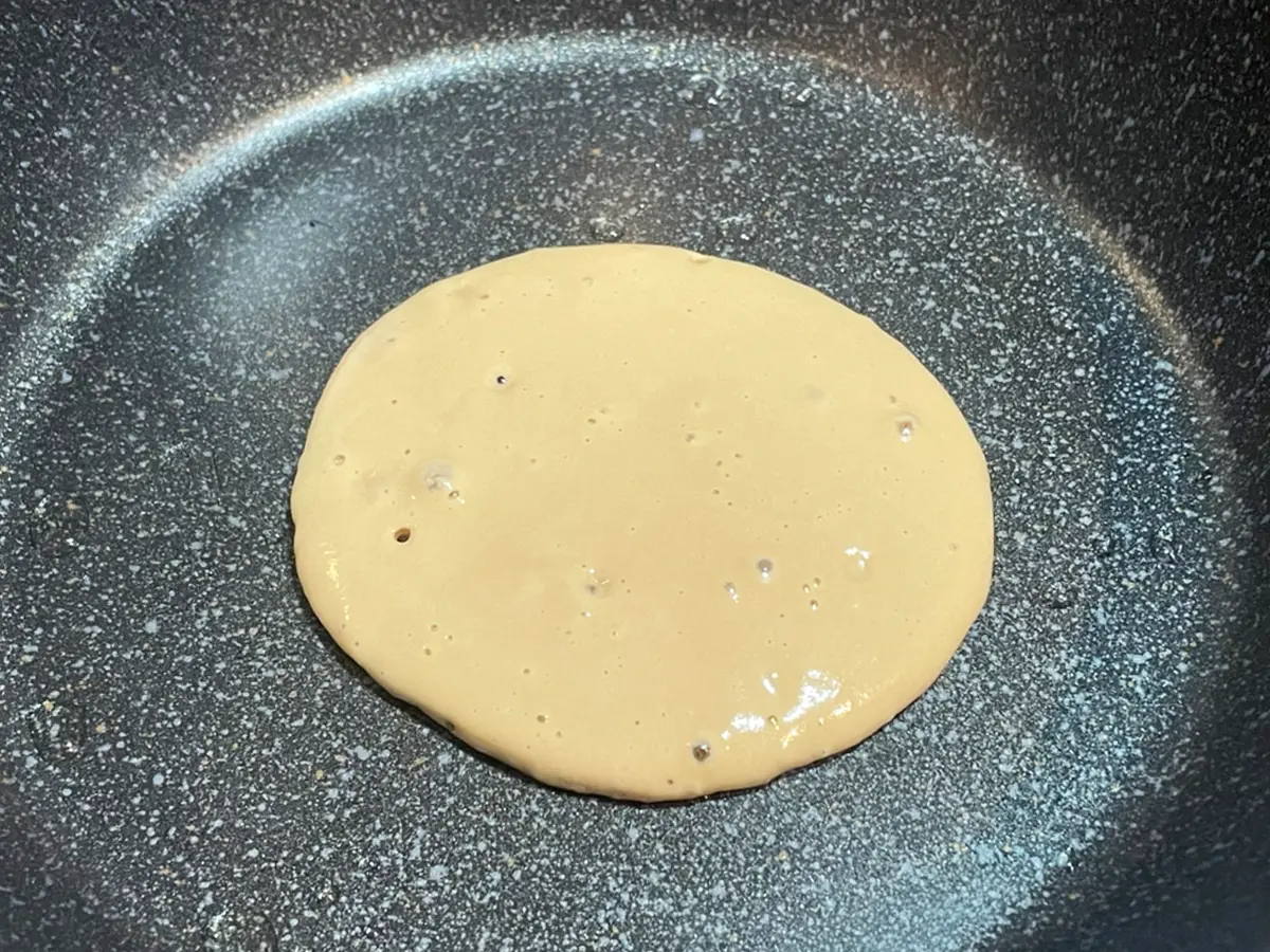ホットケーキを焼く写真(撮影:grapeフード編集部)
