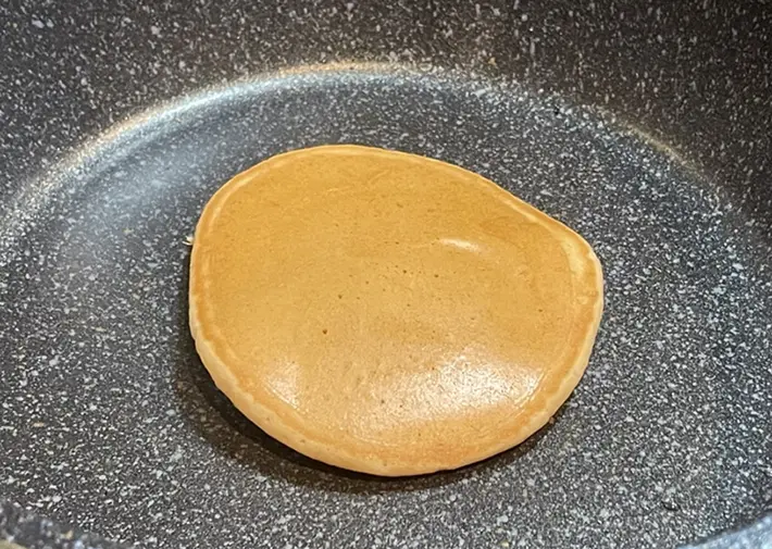 ホットケーキを焼く写真（撮影：grapeフード編集部）