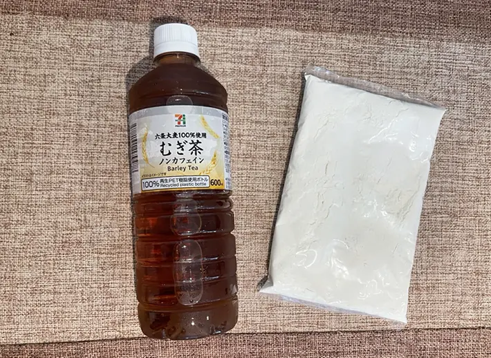 麦茶とホットケーキミックス（撮影：grapeフード編集部）