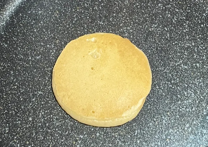 ホットケーキを焼く写真（撮影：grapeフード編集部）