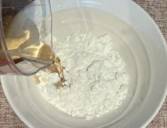ホットケーキミックスに麦茶を加える写真（撮影：grapeフード編集部）