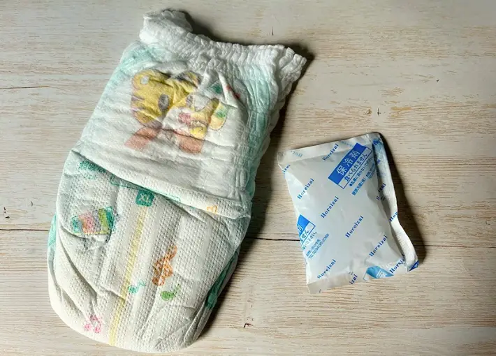 紙おむつと保冷剤の画像（撮影：エニママ）