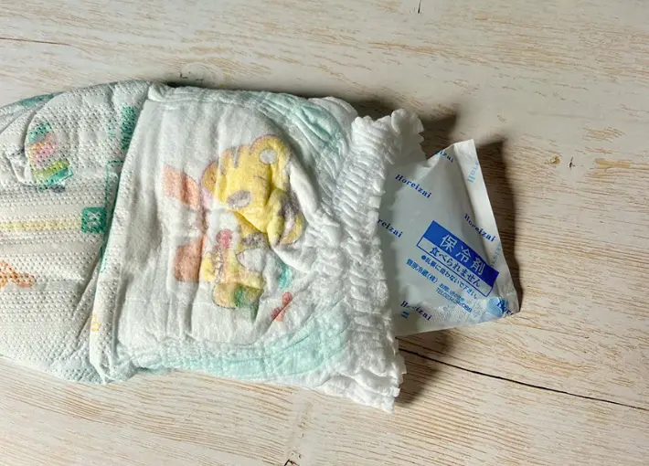 紙おむつに保冷剤を入れる画像（撮影：エニママ）